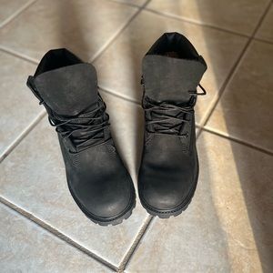 Black Timberland boots Boys size 5.5.